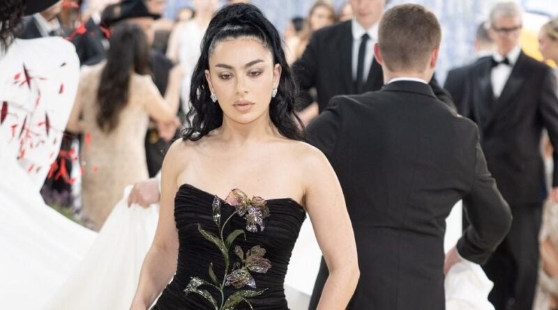 Charli XCX déclare que son mari George Daniel est « la première personne qui (l)’a vraiment comprise »