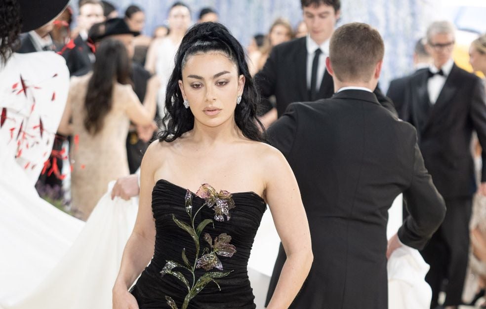 Charli XCX déclare que son mari George Daniel est « la première personne qui (l)’a vraiment comprise »