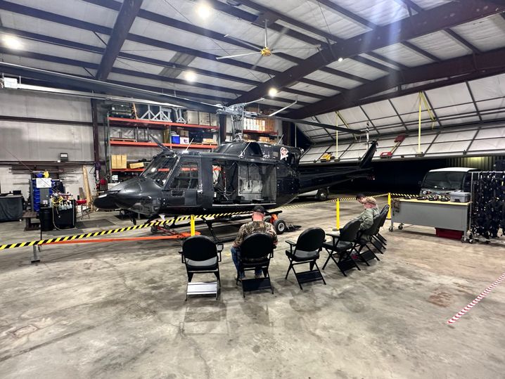 Dans le hangar d'Helibacon, les premiers clients attendent le début du briefing avant de partir chasser.