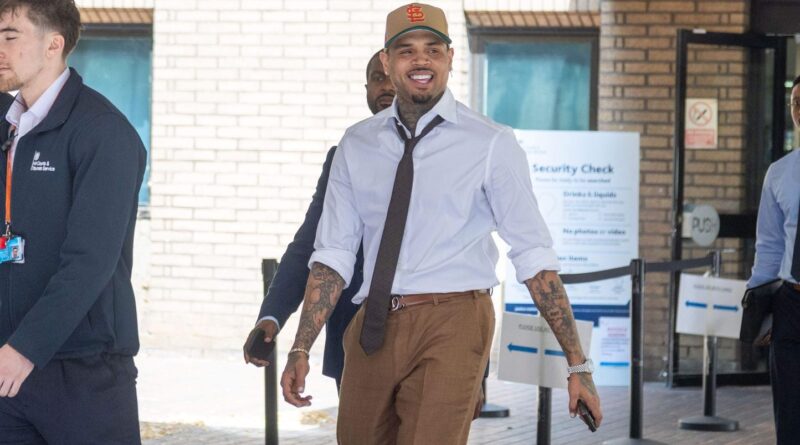 Chris Brown plaide coupable d'une rixe en boîte de nuit à Londres en 2023.