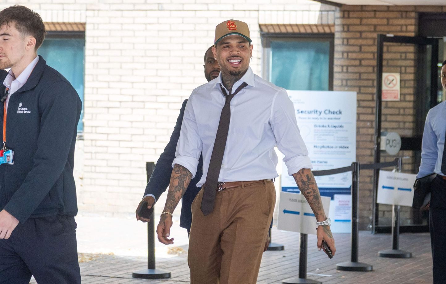 Chris Brown plaide coupable d'une rixe en boîte de nuit à Londres en 2023.