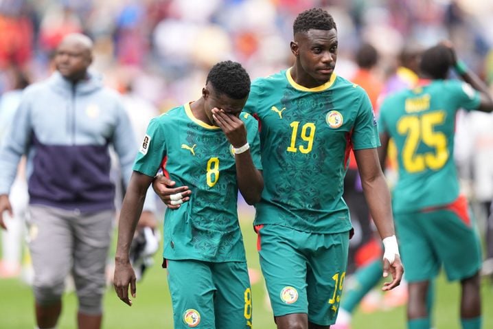 Le Lyonnais Moussa Niakhaté (à droite) tente de consoler son jeune coéquipier Lamine Camara, après la folle élimination subie par les Lions de la Teranga, mercredi à Seattle contre la Belgique.