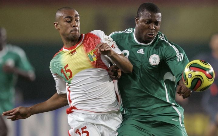 Le Malien Cédric Kanté (à gauche) affronte ici le Nigéria de Yakubu Aiyegbeni, lors de la Coupe d'Afrique des nations 2008 au Ghana.