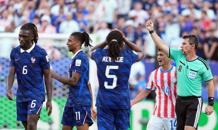 Michael Olise a été averti assez injustement face au Paraguay.