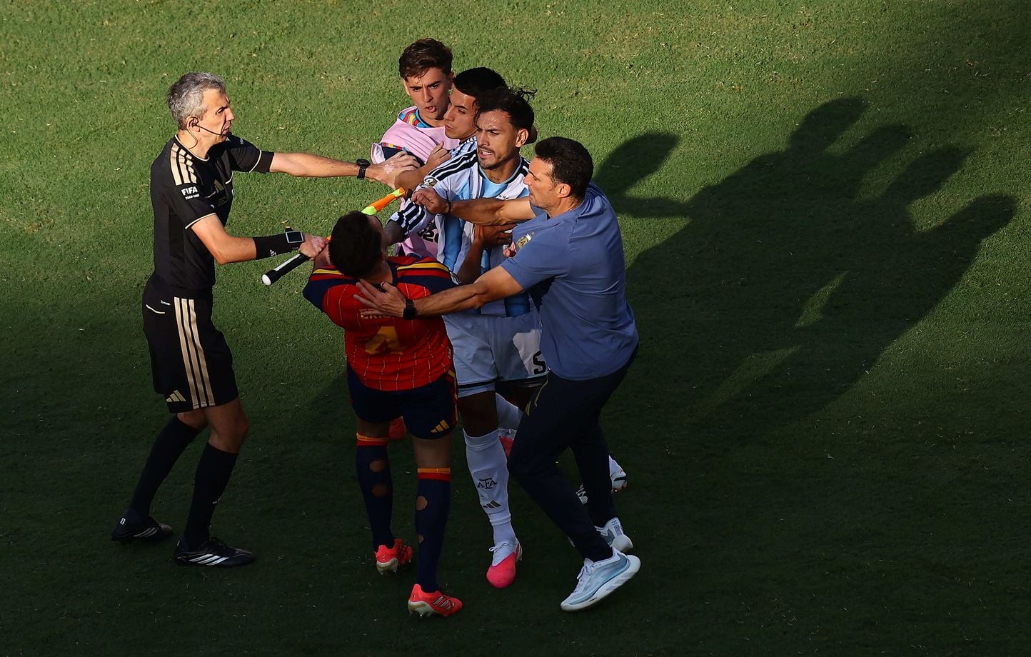 Coupe du monde 2026 : La FIFA ne sanctionne pas Leandro Paredes malgré ses fautes.