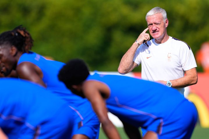 Didier Deschamps à l'entraînement sous le soleil.