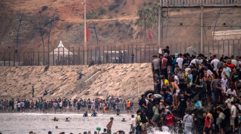 Crise migratoire à Ceuta : L’Espagne renforce ses troupes, la Finlande demande des sanctions