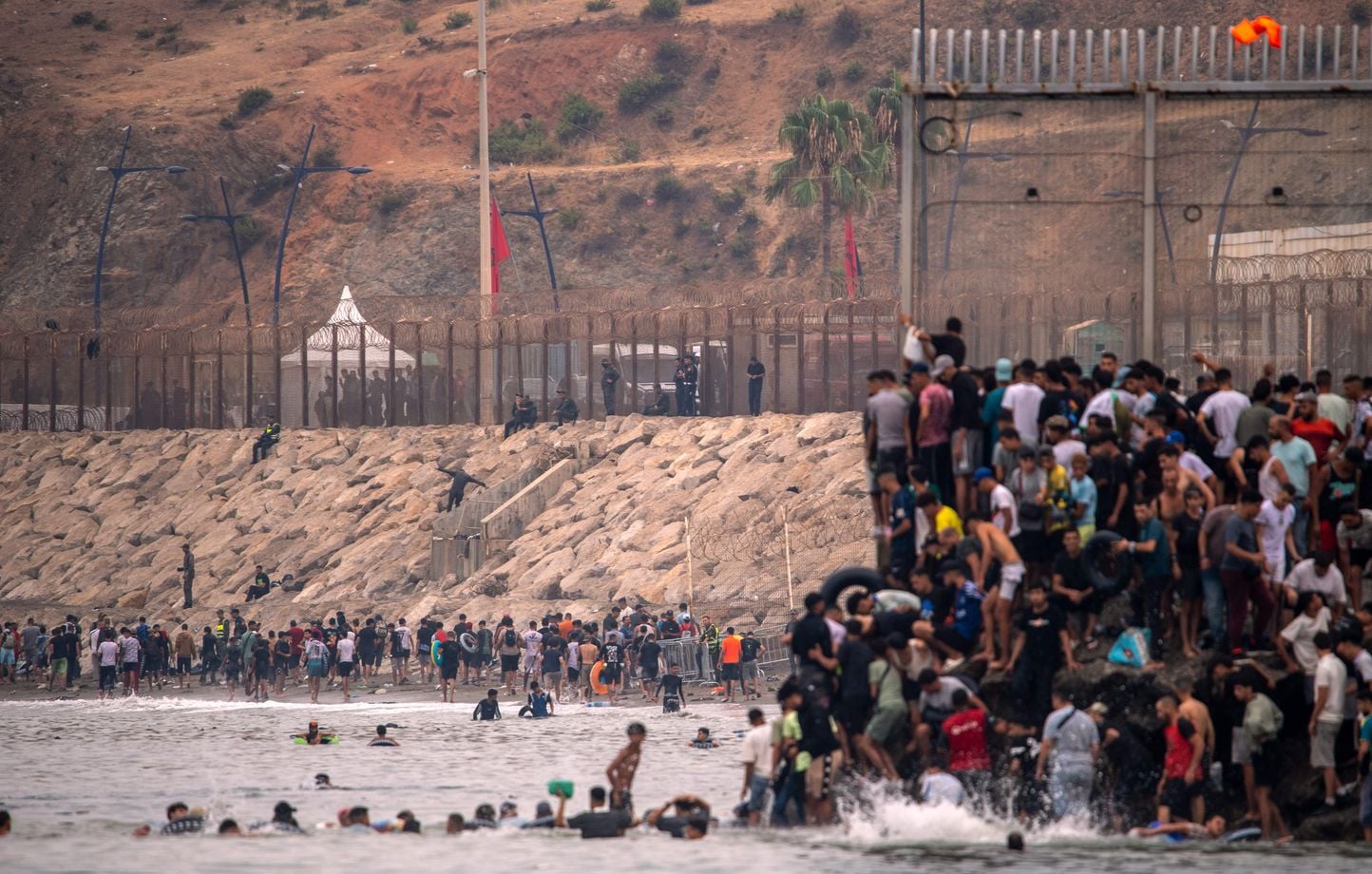 Crise migratoire à Ceuta : L’Espagne renforce ses troupes, la Finlande demande des sanctions