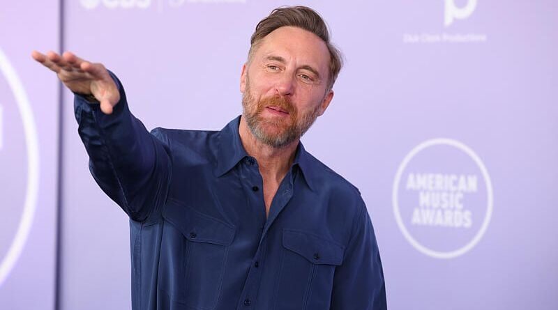 David Guetta raconte son premier job de DJ à 17 ans dans un club gay.