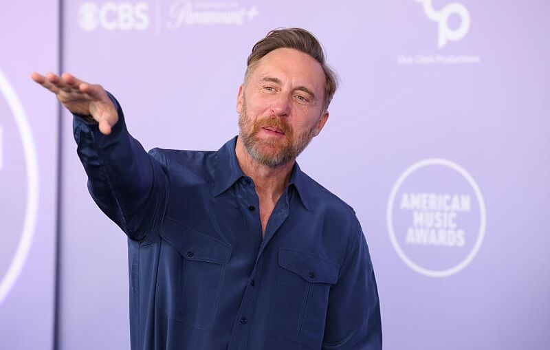 David Guetta raconte son premier job de DJ à 17 ans dans un club gay.