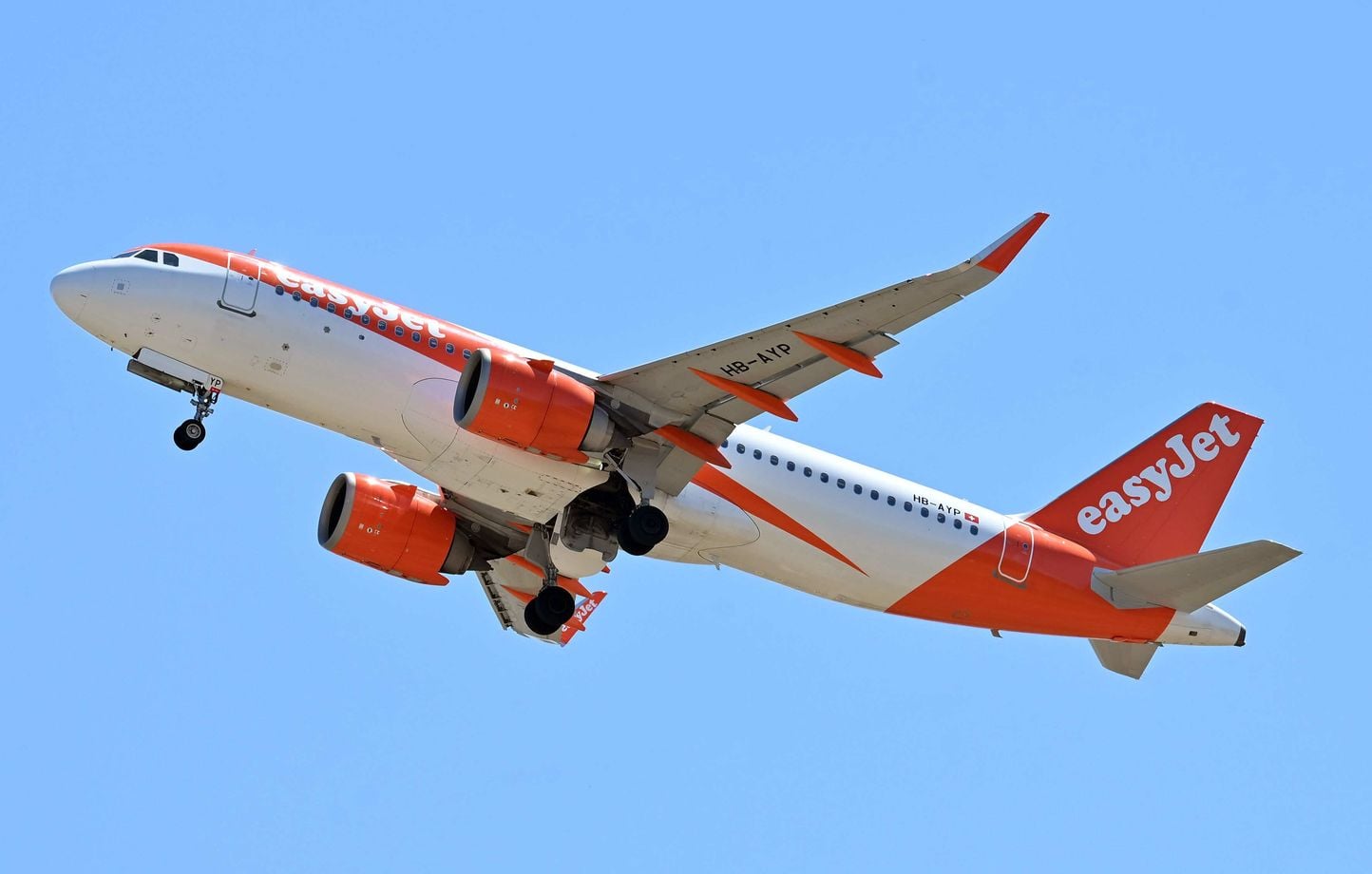 Déroutement d'un vol EasyJet : passagers bloqués dans l'avion plus de deux heures.