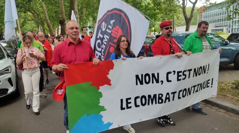 Des enseignants manifestent devant le Parlement de la FWB pendant les vacances.