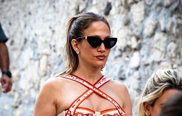 Des fans de Jennifer Lopez célèbrent son anniversaire en grand style.