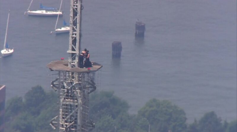 Des grimpeurs atteignent le sommet de l'Empire State Building pour la paix.