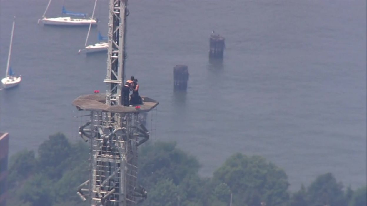 Des grimpeurs atteignent le sommet de l'Empire State Building pour la paix.