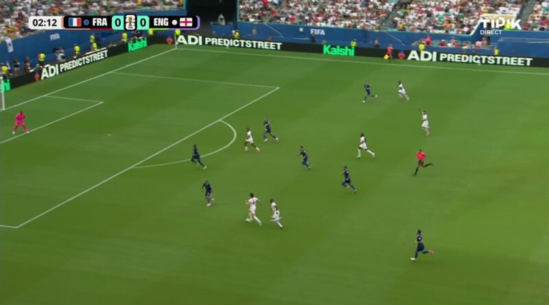 Direct vidéo : Coupe du monde 2026, France-Angleterre, Konsa double la mise sur corner.