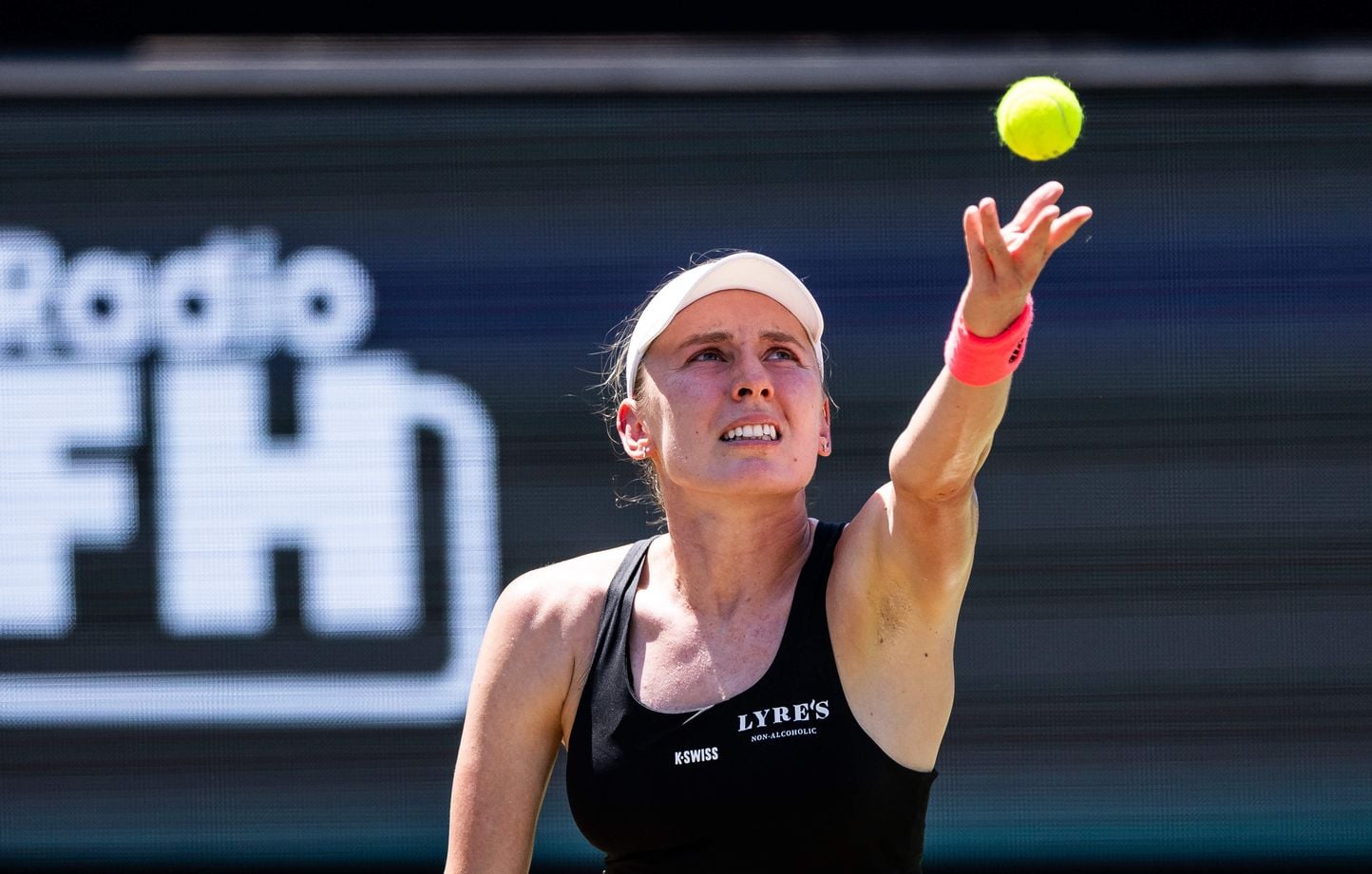 Ekaterina Alexandrova évacuée en fauteuil roulant à Memphis après un coup de chaleur