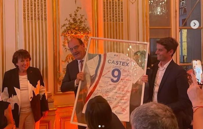 EN IMAGES. Découvrez les cadeaux de départ des Premiers ministres : horloge, sabre laser, maillot de rugby…