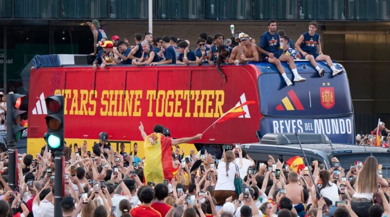 EN IMAGES. Les champions du monde espagnols défilent dans Madrid