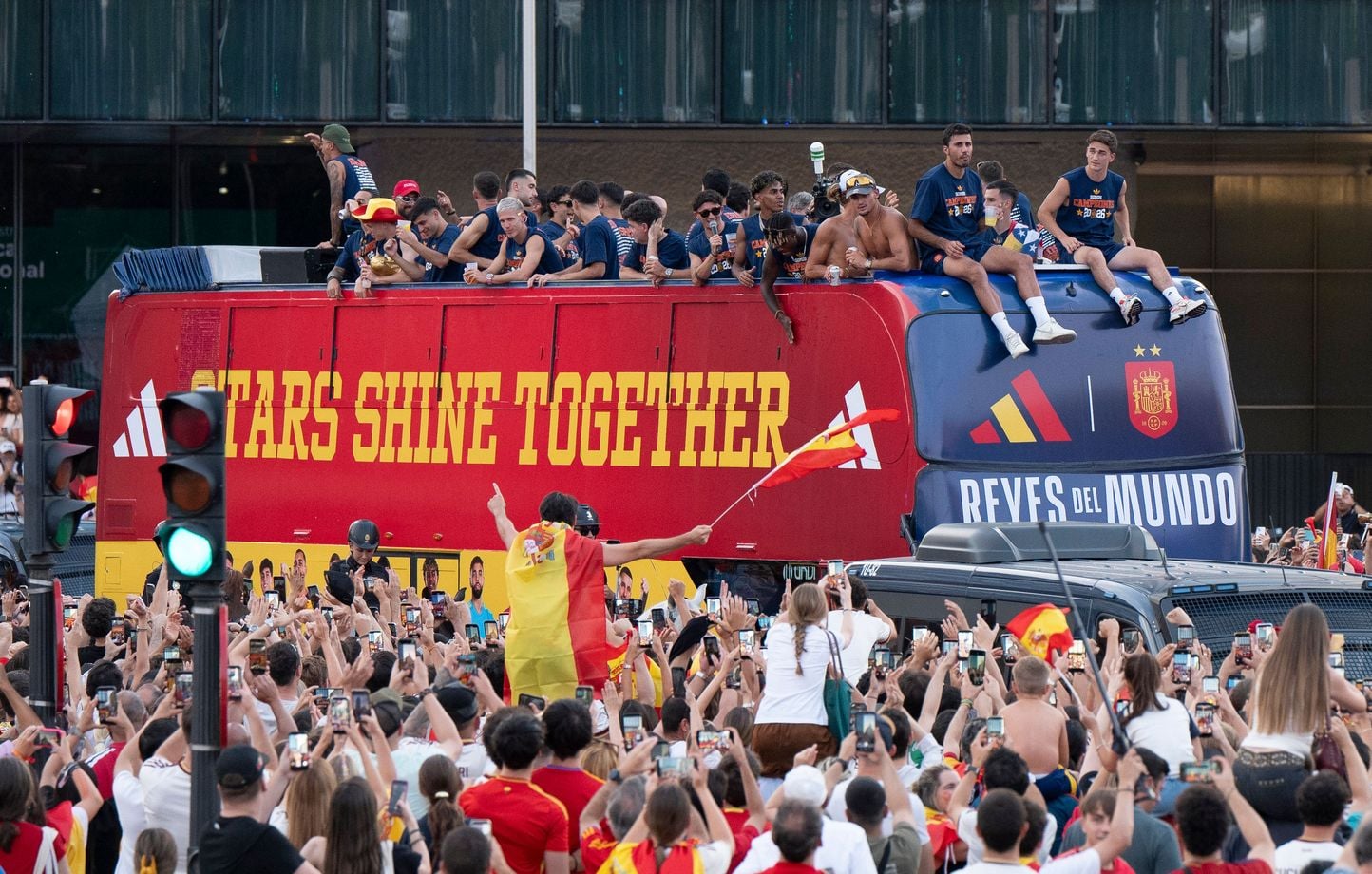 EN IMAGES. Les champions du monde espagnols défilent dans Madrid