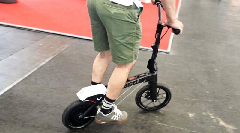 Essai de la trottinette électrique de 10 kg, facile à transporter.