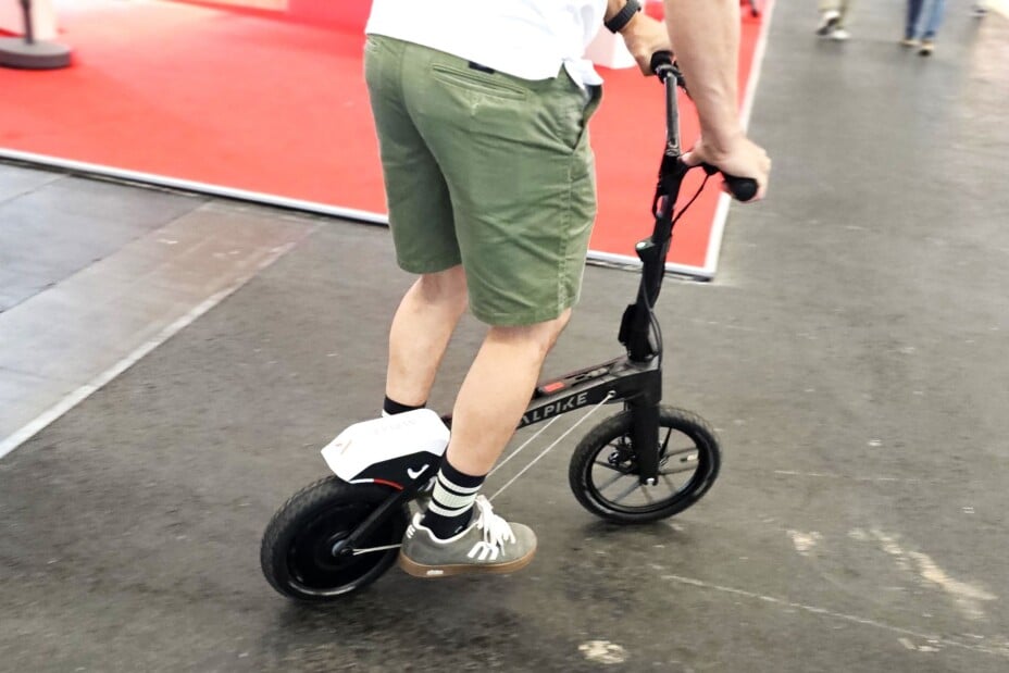 Essai de la trottinette électrique de 10 kg, facile à transporter.