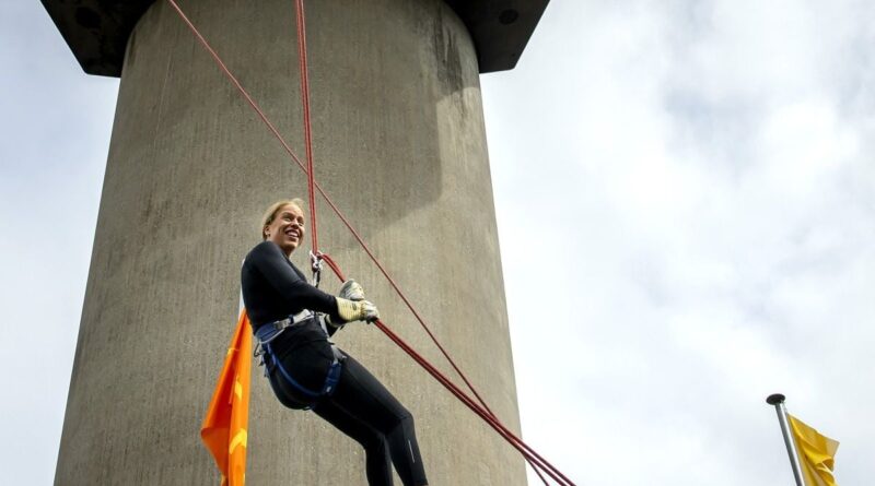 Et maintenant, Emmanuel Grégoire ? La maire de Rotterdam descend une tour en rappel.