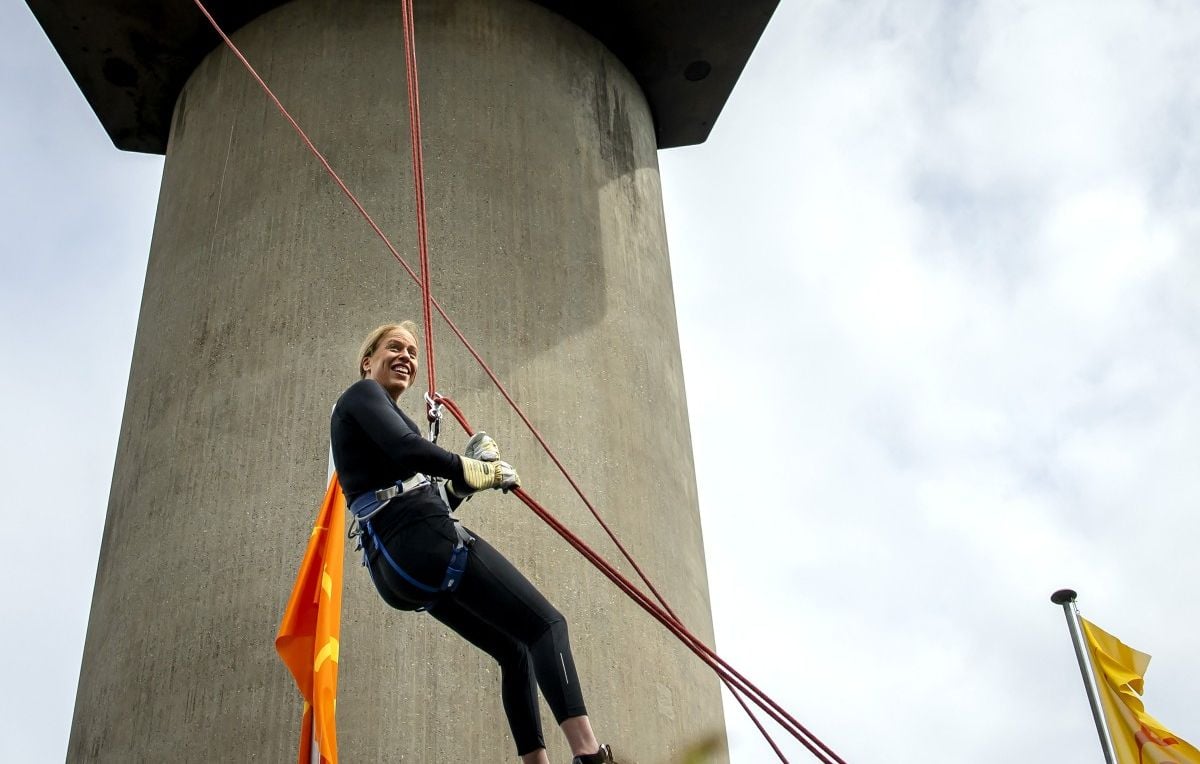 Et maintenant, Emmanuel Grégoire ? La maire de Rotterdam descend une tour en rappel.