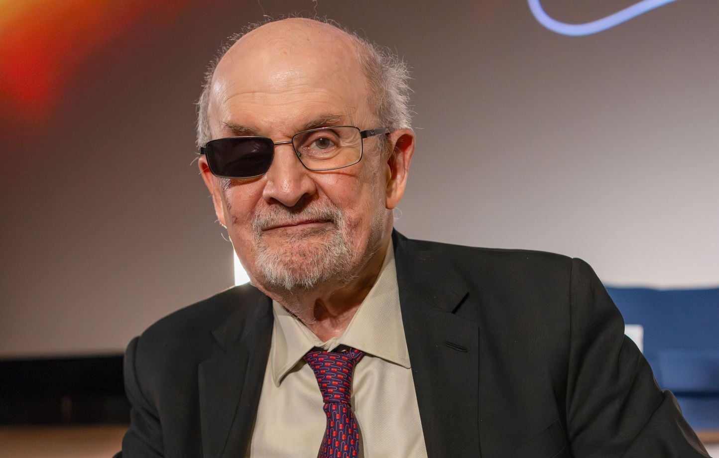 Etats-Unis : l’assaillant de Salman Rushdie reconnu coupable de terrorisme, Iran, Hezbollah…