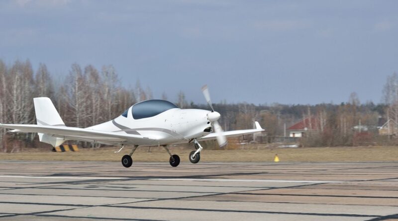 États-Unis : Un petit avion atterrit sur la plage après une panne moteur sans faire de blessé
