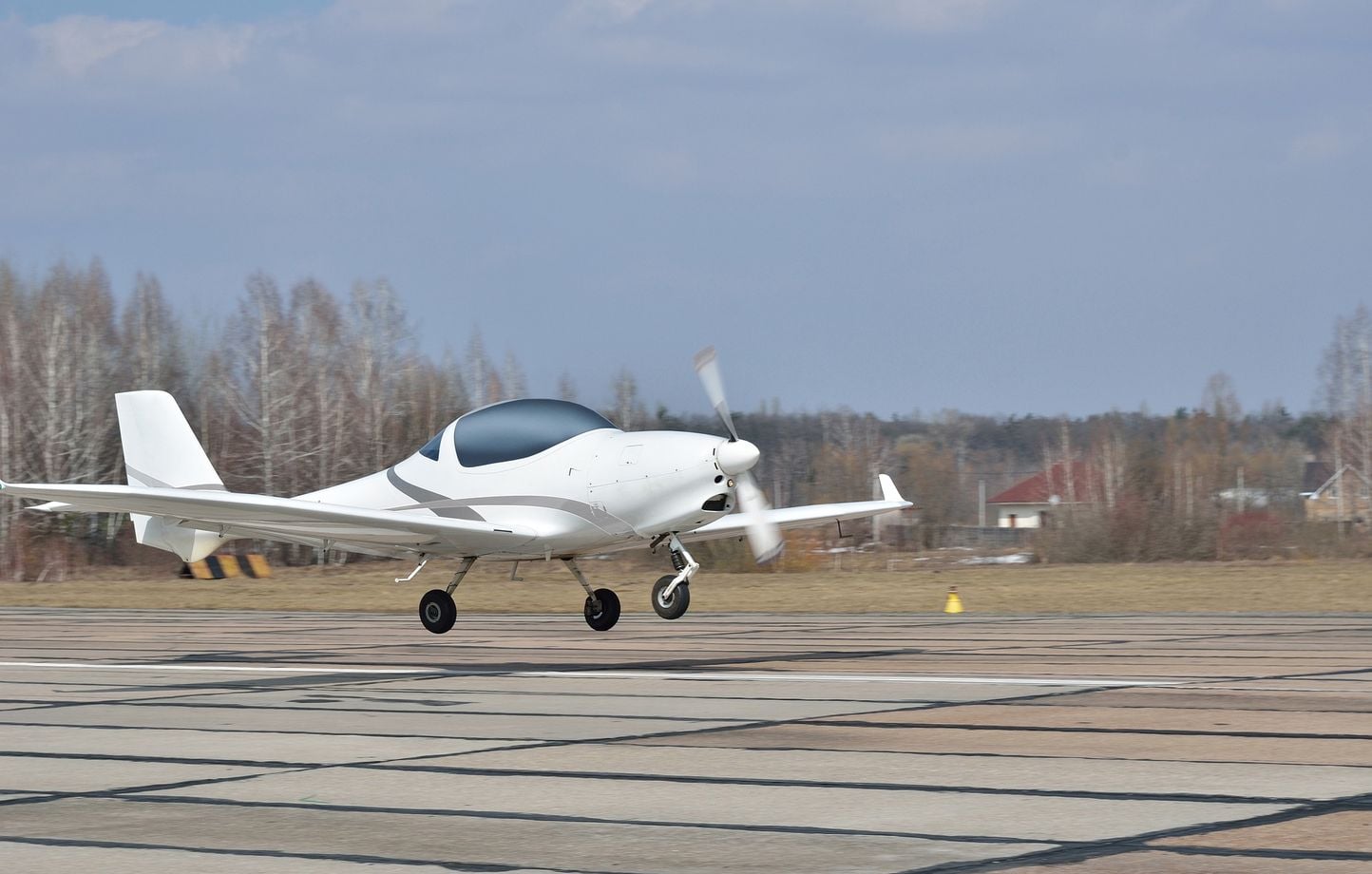 États-Unis : Un petit avion atterrit sur la plage après une panne moteur sans faire de blessé