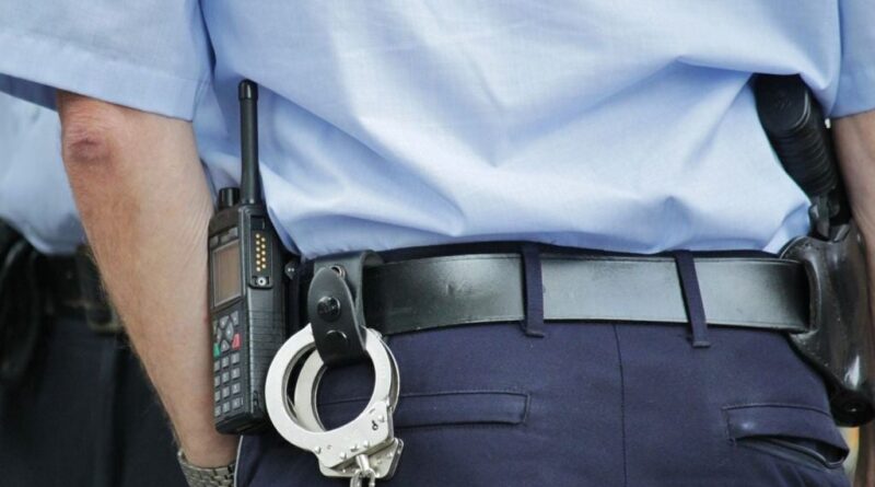 États-Unis : Un policier sauve un conducteur piégé dans une voiture en flammes