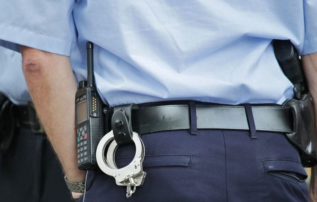 États-Unis : Un policier sauve un conducteur piégé dans une voiture en flammes