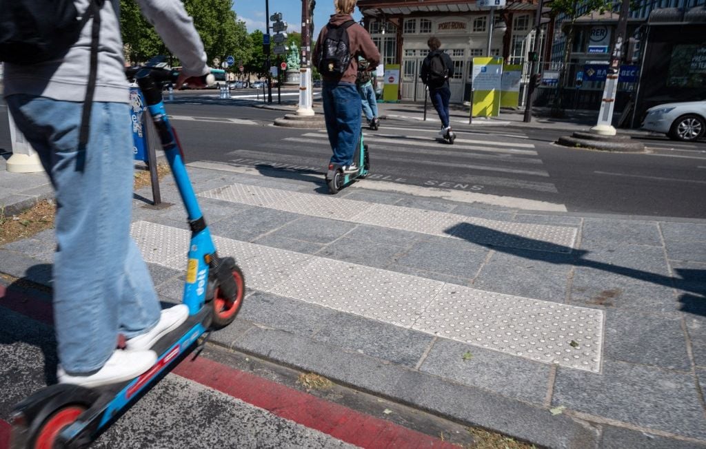 Explosion des traumatismes crâniens graves chez les enfants en trottinette électrique