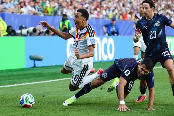 Jamal Musiala se fait sarcler par le Paraguayen Junior Alonso.
