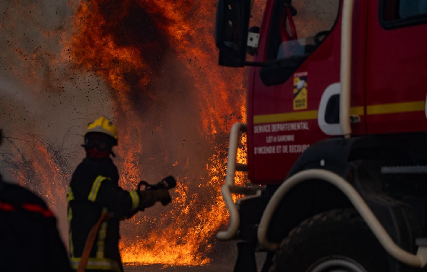 Gironde : Plus de 1.400 hectares détruits par un violent incendie, évacuations massives.