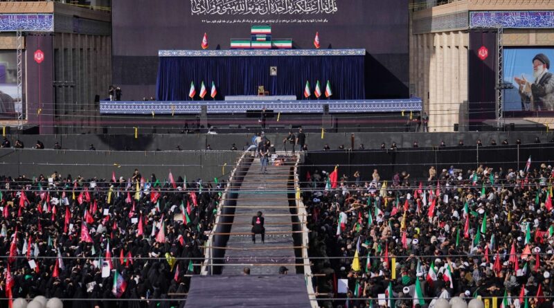 Guerre en Iran : Appel à la « vengeance » devant le cercueil d’Ali Khamenei