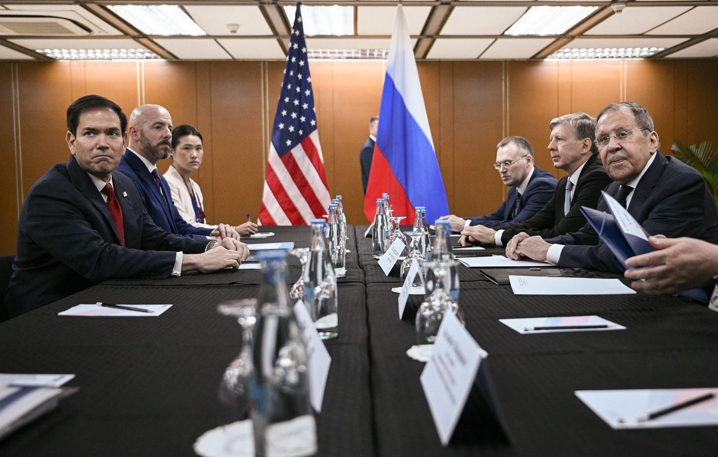 Guerre en Ukraine : Rubio et Lavrov échangent, sanctions européennes réduites.