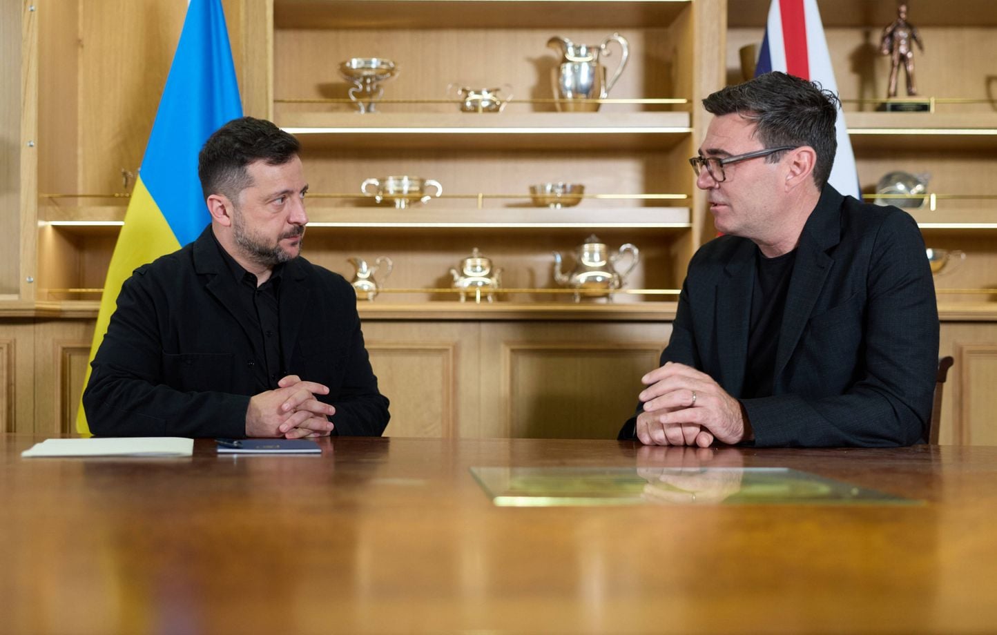 Guerre en Ukraine : Zelensky et Burnham se rencontrent, Poutine renforce son armée