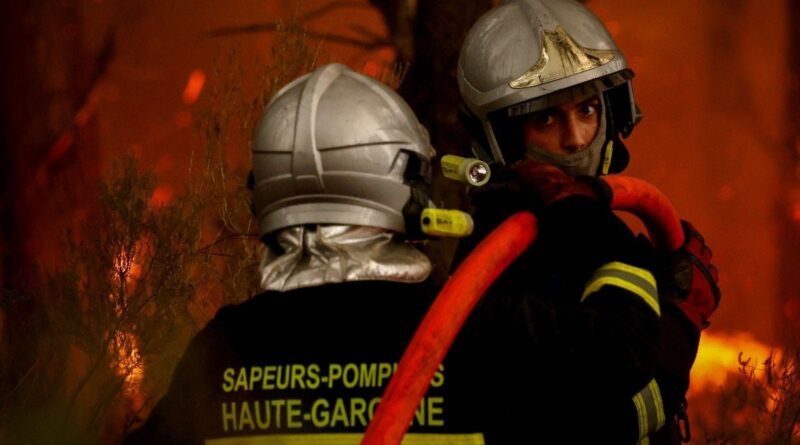 Incendies : 80 pompiers blessés en Gironde, Corse et Var
