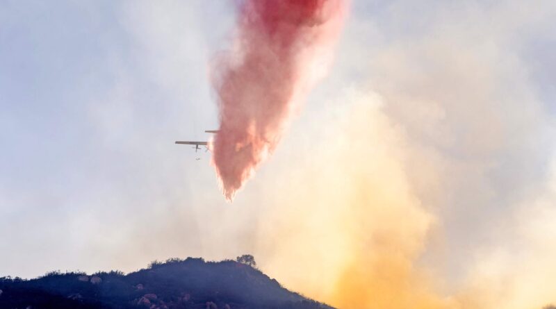 Incendies : Analyse du produit retardant rouge contre les feux de forêt.