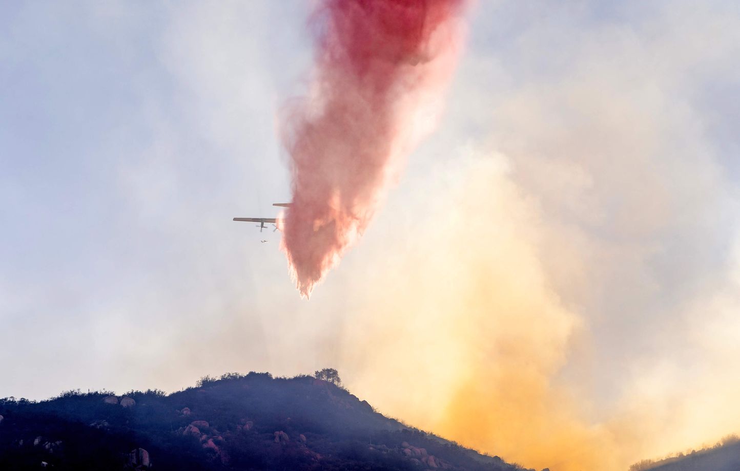 Incendies : Analyse du produit retardant rouge contre les feux de forêt.