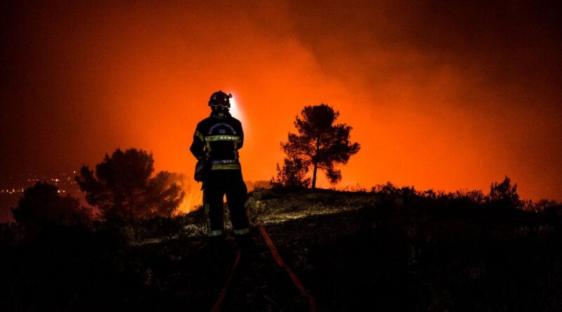 Incendies : « C’était là qu’on pouvait gagner du terrain »… Pourquoi la nuit ne permet plus de repos aux pompiers