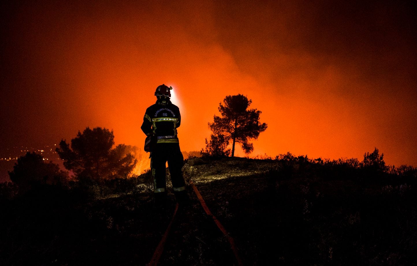 Incendies : « C’était là qu’on pouvait gagner du terrain »… Pourquoi la nuit ne permet plus de repos aux pompiers