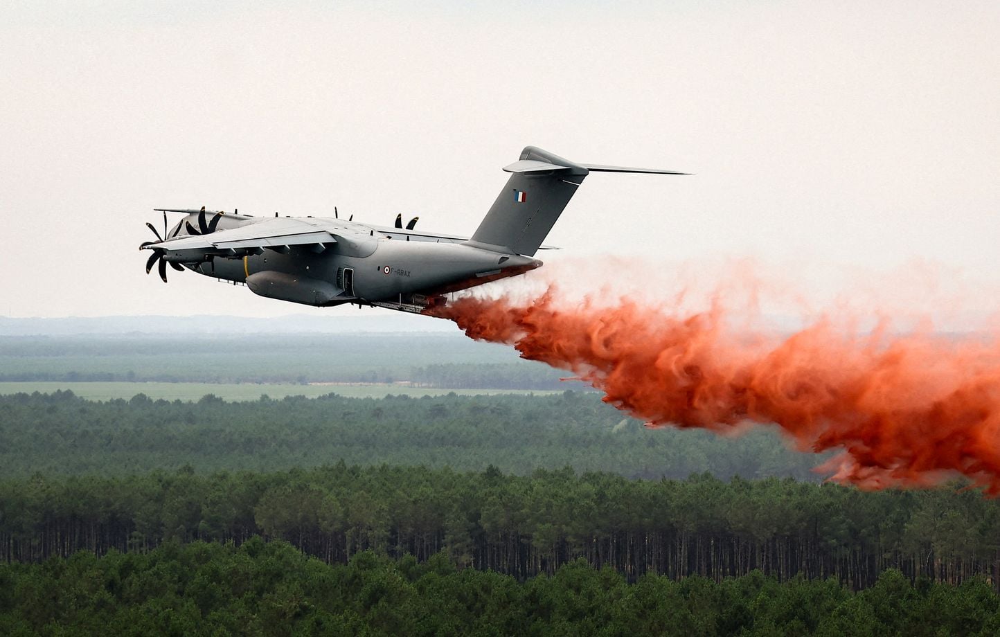 Incendies dans le Sud-Ouest : Premier largage de l'A400M contre les flammes