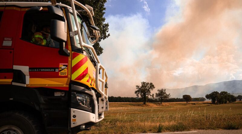Incendies dans le Var : un « feu toupie » contenu, journée à risque.
