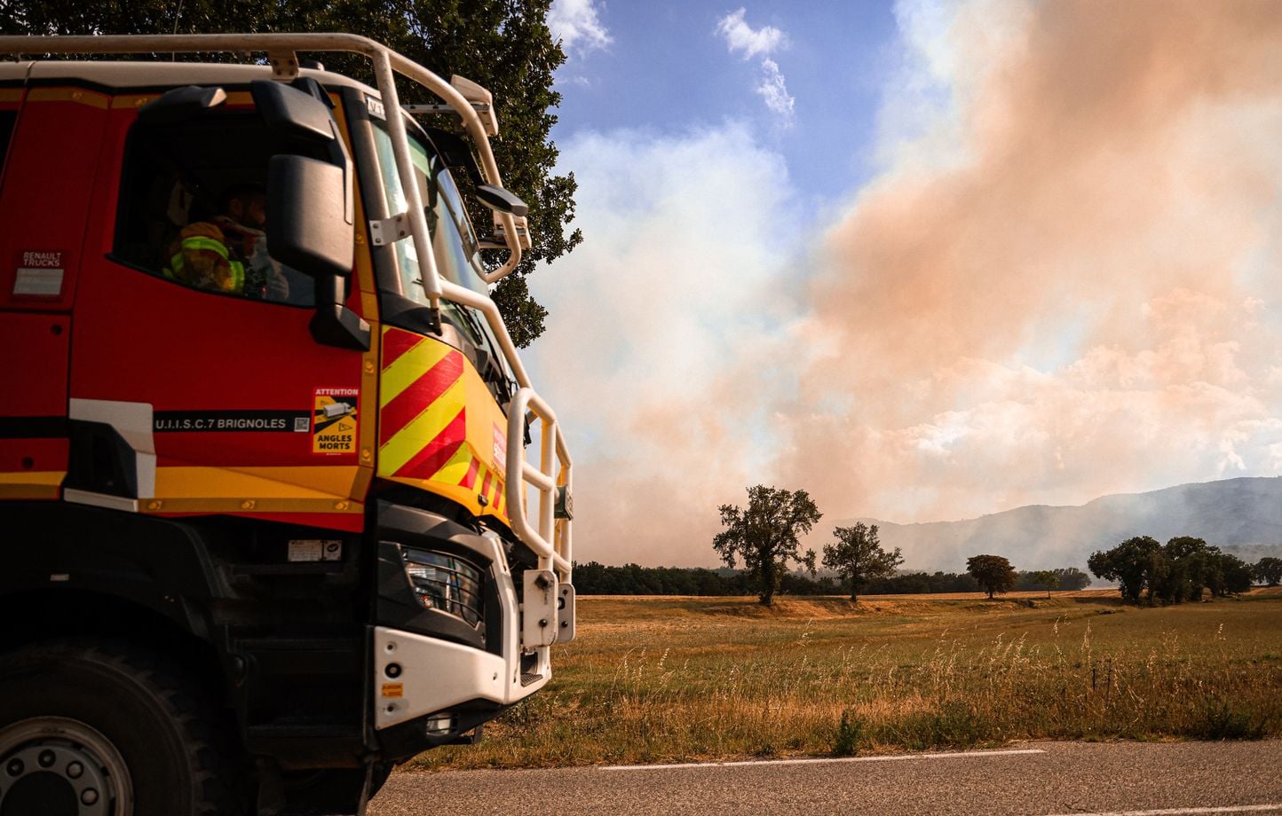 Incendies dans le Var : un « feu toupie » contenu, journée à risque.