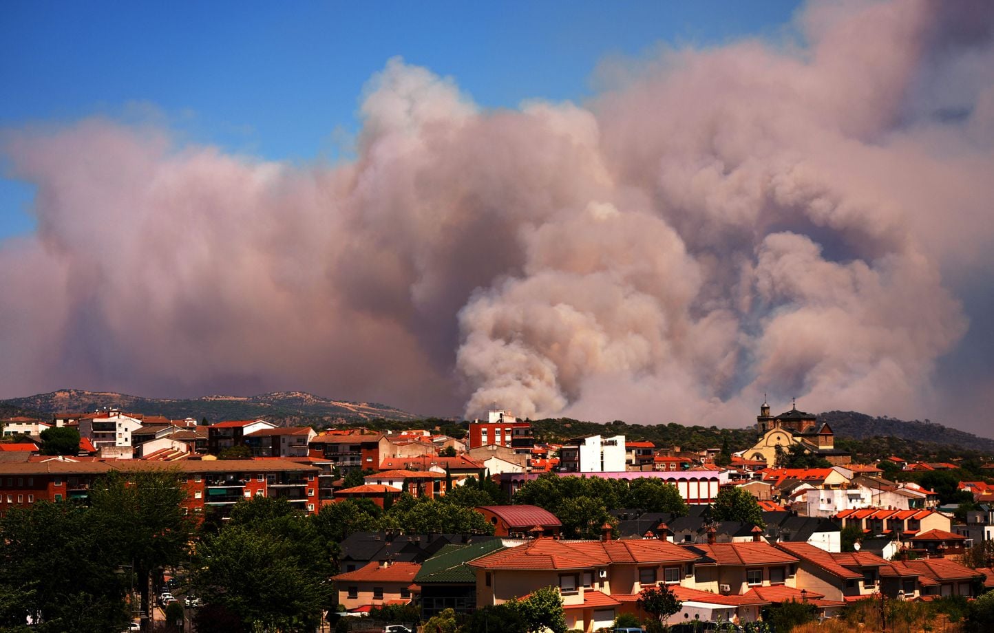 Incendies en Europe : Menaces en Gironde, Espagne et Écosse, Tour percuté.