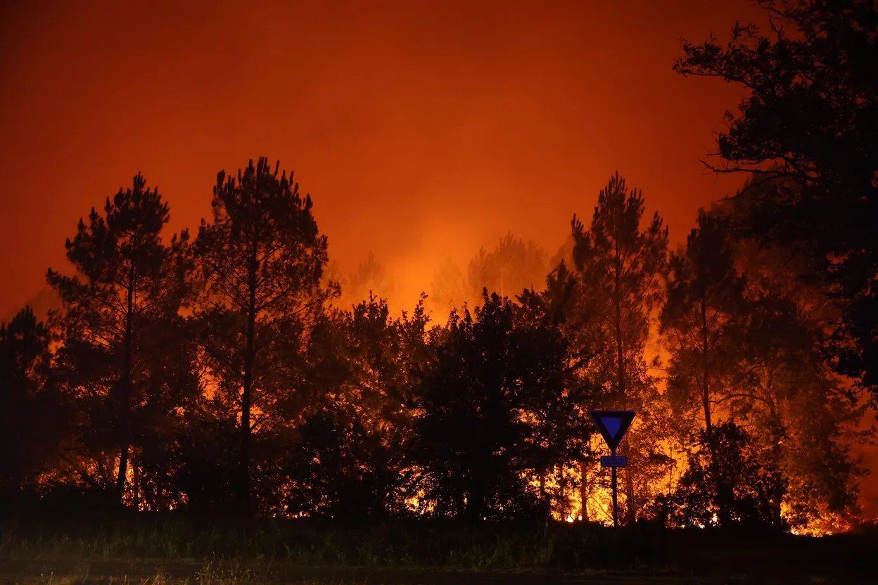Incendies hors-norme : pourquoi le ciel devient-il orange ?