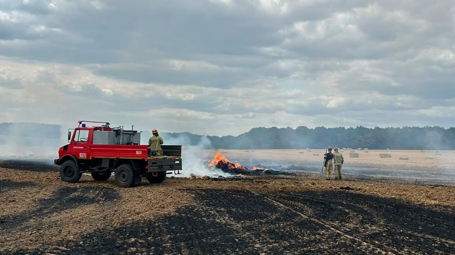 Incendies répétés de ballots et champs moissonnés dans l'est du Brabant wallon : enquête des pompiers sur l'origine des feux.